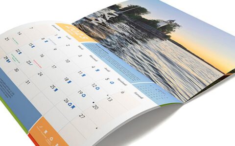 Ce calendrier 12 mois présente une mise en page claire et organisée. Chaque mois est affiché sur une page distincte, avec une grille de dates bien structurée et facilement lisible.